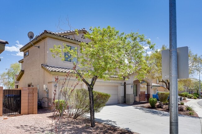 Building Photo - FANTASTIC 3 BEDROOM 2.5 BATH IN NORTH LAS ...