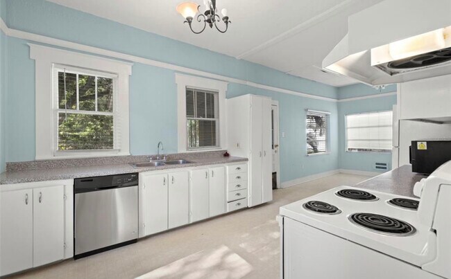 Building Photo - 2302 W Texas Ave