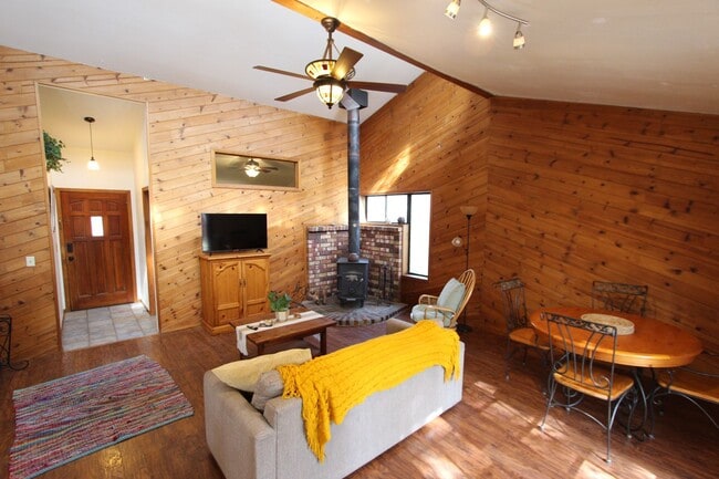 Building Photo - Cute Mountainaire home