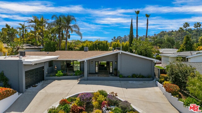 Building Photo - 8400 Mulholland Dr
