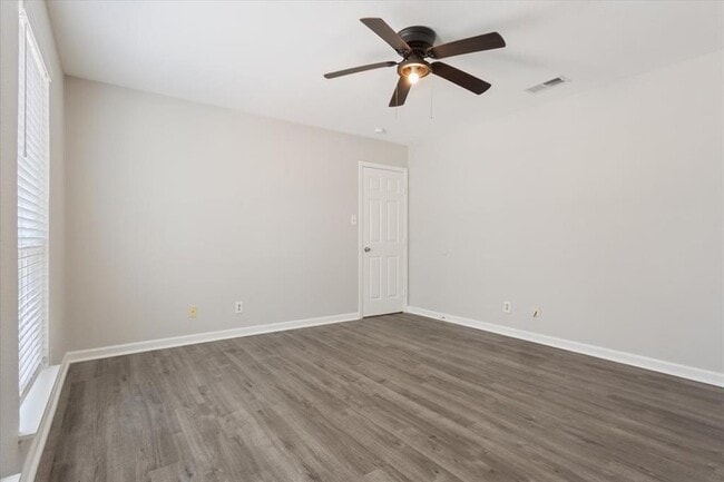 Building Photo - 10100 Woodglen Dr