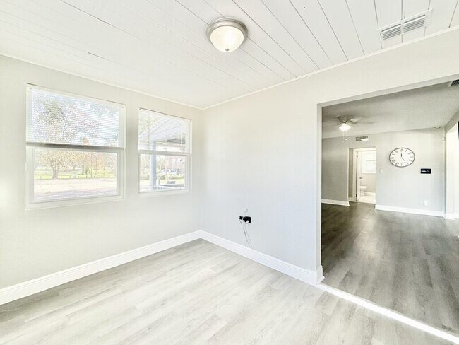 Building Photo - 3308 N Avon Ave