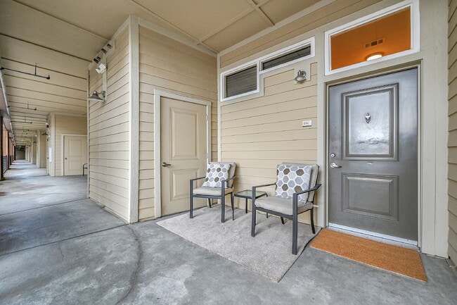 Building Photo - Immaculate, Beautifully Furnished  1-Bed 1-Bath Condo- Available Now!