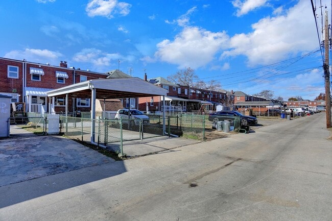 Building Photo - Completed Renovated Townhouse