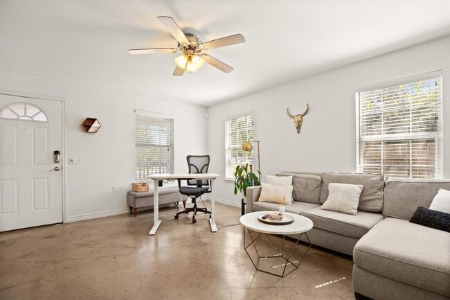 Building Photo - 7000 Villita Avenida