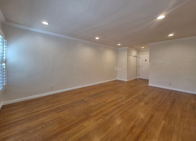 Building Photo - Charming One Bedroom, One Bath Unfurnished Apartment