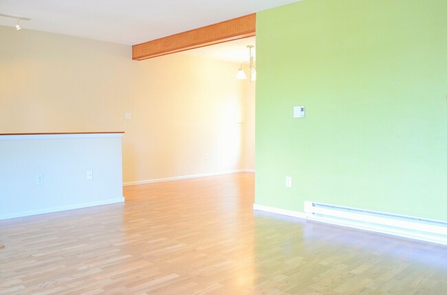 Building Photo - Hardwood floor townhome/water,sewer,garbag...