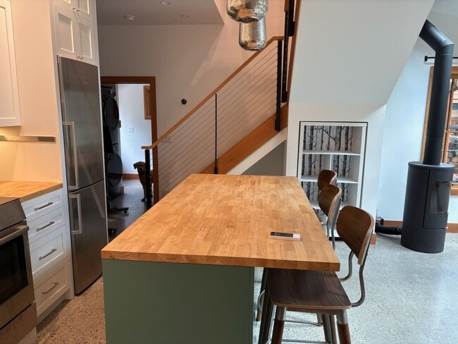 Building Photo - Downtown Bozeman Apartment for Rent!