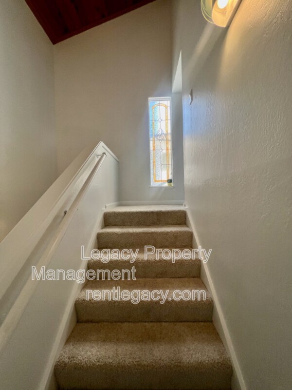 Building Photo - 2200 Laguna Cir