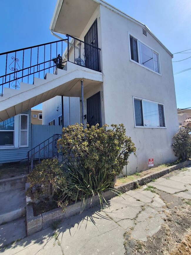 Building Photo - RECENTLY REDUCED!!! Great 2-Bedroom. MUST SEE!!