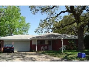 Building Photo - 3 bed, 1 1/2 bath and a 2 car garage home ...