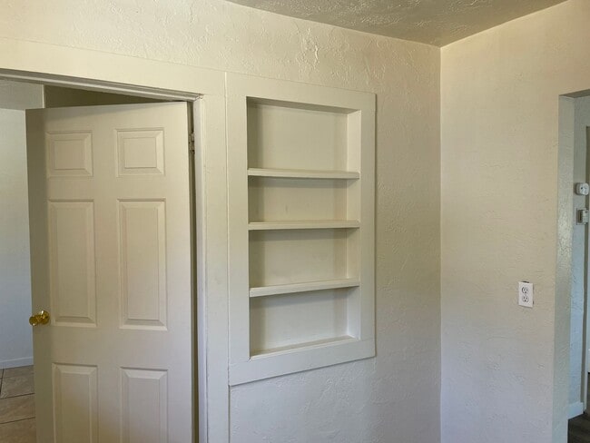 Building Photo - Nice 3 bedroom 1 Bath Home-Fully Fenced Ba...