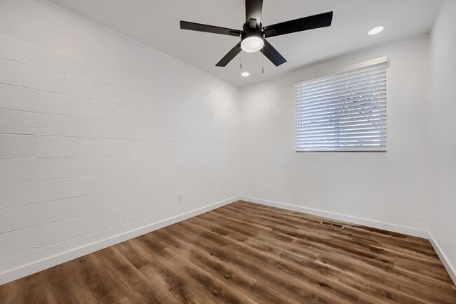 Building Photo - Move in ready unit on Fairway!