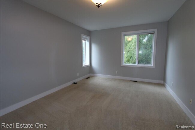 Building Photo - 1090 Oakwood Dr