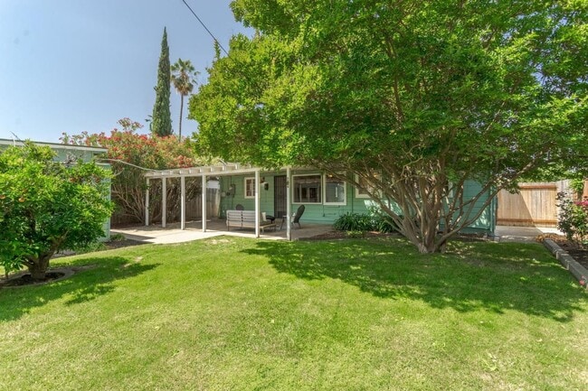 Building Photo - Charming Mid-Century Home with Detached St...