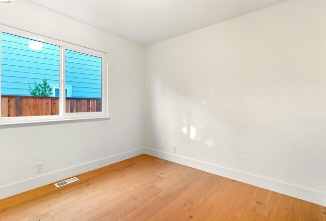 Building Photo - 11 Paddock Ct