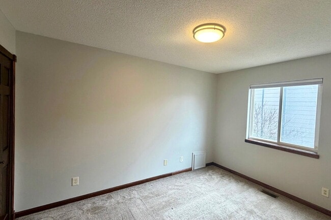 Building Photo - 112 S Springwood Dr