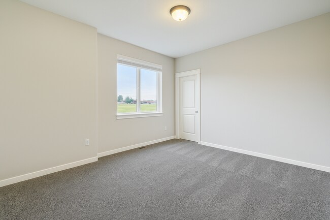 Building Photo - Modern Comfort Meets Convenience