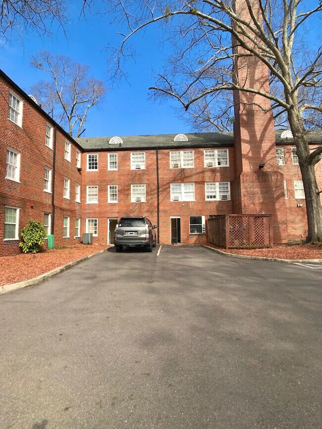 Middle parking lot / Entrance to Laundry room 1 of 4 - 2851 Thornhill Rd