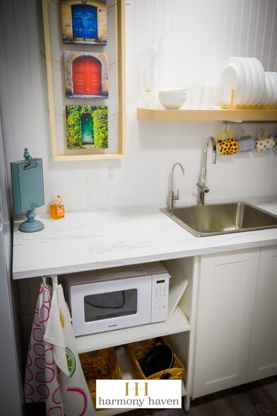 Microwave and kitchen storage - 17016 Foxton Dr