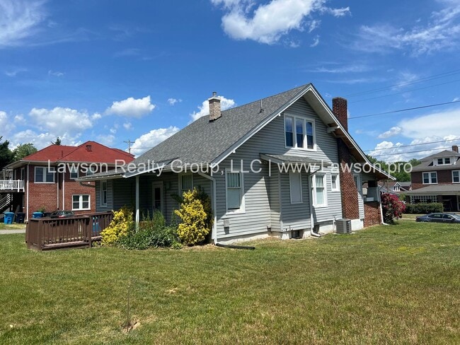 Building Photo - Beautiful House, Close to the Greenway and...