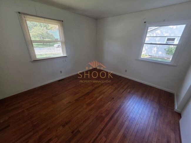 Building Photo - Cozy 3 BR Home in Convenient Location - Sh...