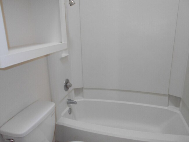 Building Photo - 134a N Troy Ave