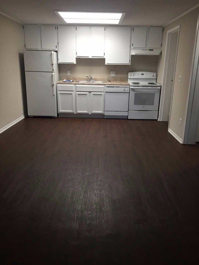 Building Photo - Waterbury Apartment Community