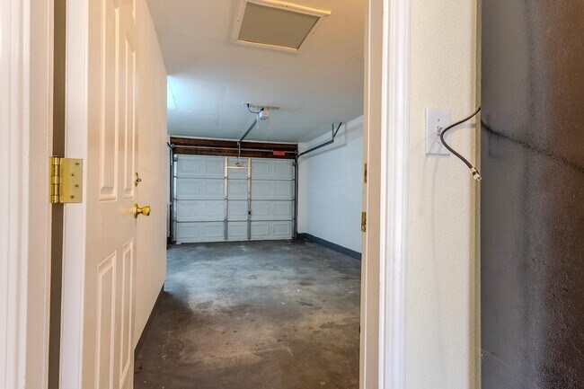 Building Photo - 6522 Maywood Ln