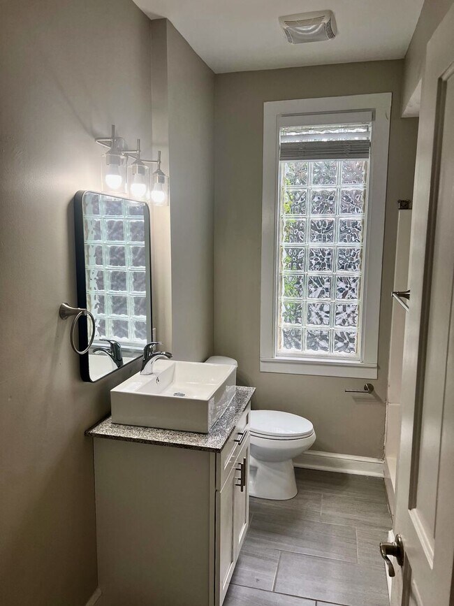 Building Photo - *** Apartment in South Oakland * Spacious & Renovated * Pet Friendly * Walk to Pitt * Exposed Bri...