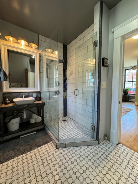 Building Photo - 204 Cherry St W