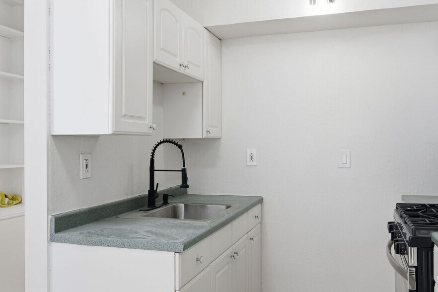 Building Photo - 141 Oneida St