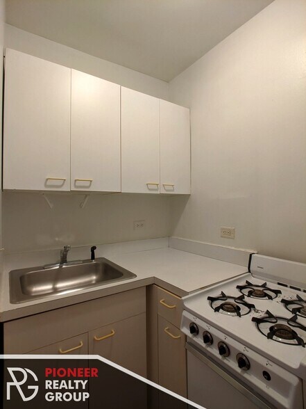 Building Photo - 546 W Wellington Ave