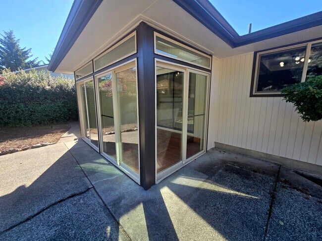 Building Photo - 164 N Harbor St