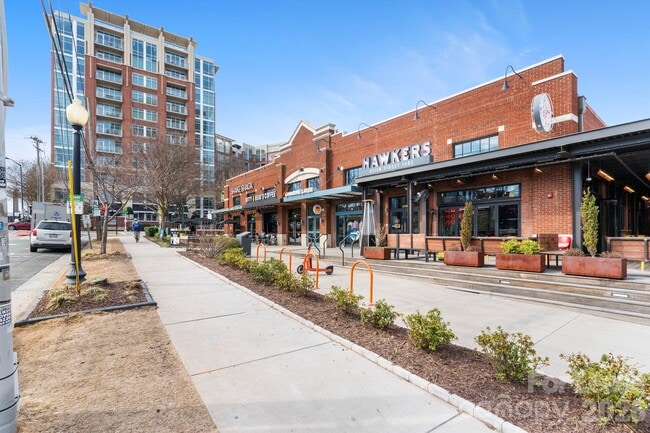 Building Photo - 425 E Tremont Ave