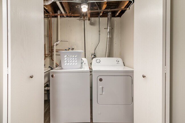 Building Photo - 823 Jay St