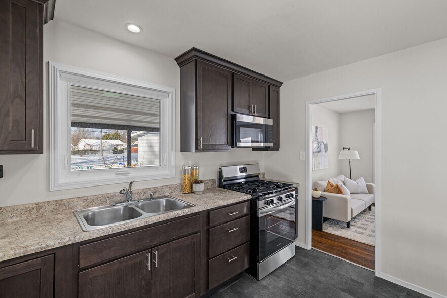 Building Photo - 1655 Fenmore Dr