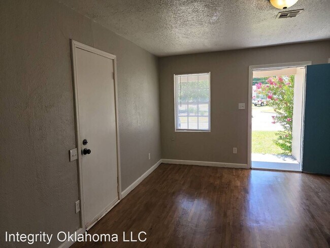 Building Photo - 2 br, 1 bath House - 900 N. Redbud Dr.