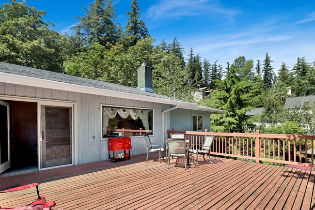 Building Photo - Preleasing Now! Available early August! 7 Bed, 2.5 Bath House!