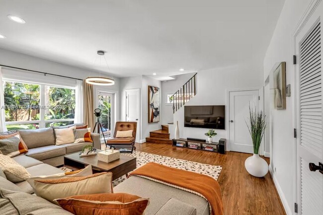 Building Photo - 110 SE 11th Ave