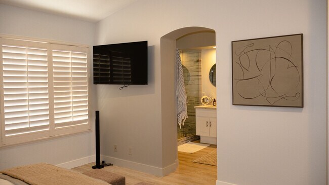 Building Photo - Gorgeous 3 bedrooms 2.5 baths townhome in ...