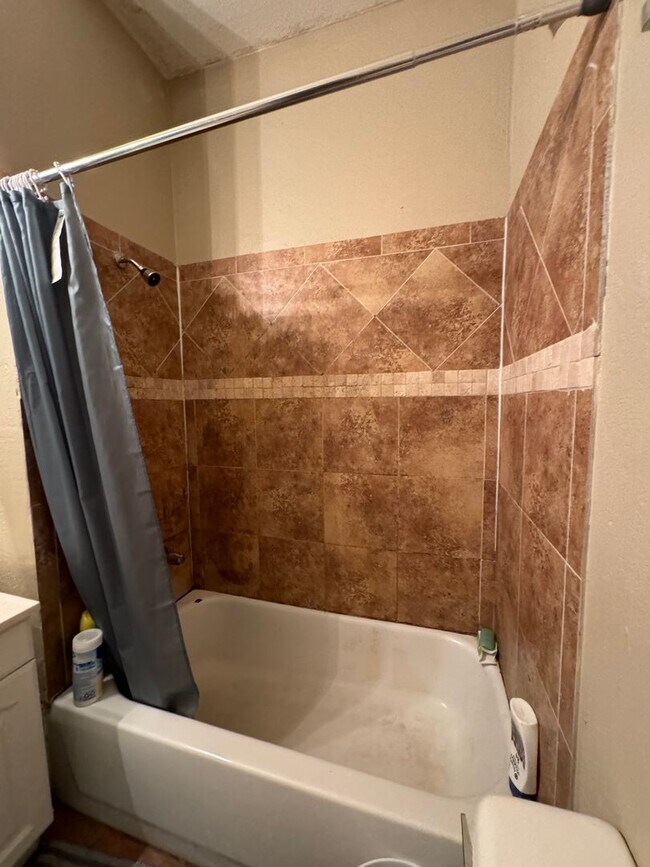 Building Photo - 4 Bedroom With Fenced Yard and Off-Street Parking Near UT