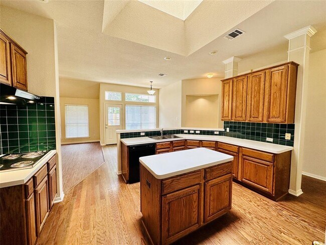 Building Photo - 6514 Clairmont Dr