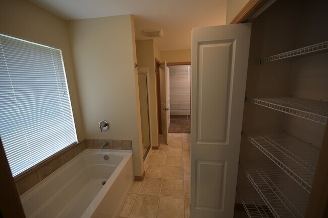 Building Photo - 3 bed, 2.5 bath, 2 car garage, lots of sun...