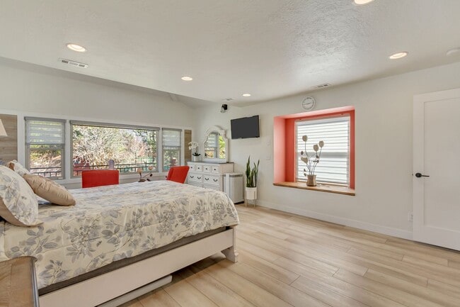Building Photo - Beautiful 5-Bedroom Home in Sandy!