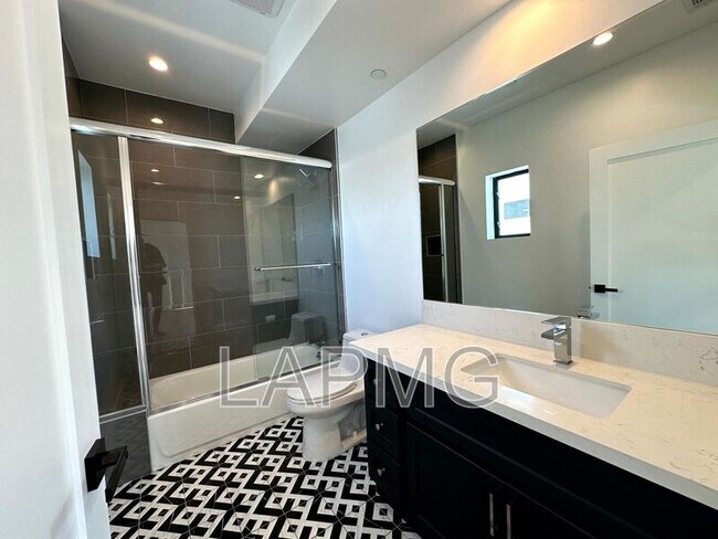 Building Photo - 3414 London St