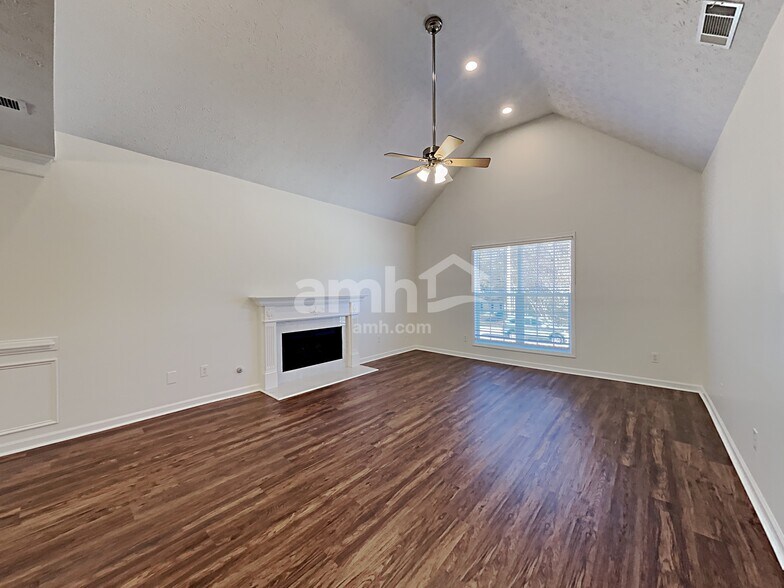 Building Photo - 1772 N Oak Dr