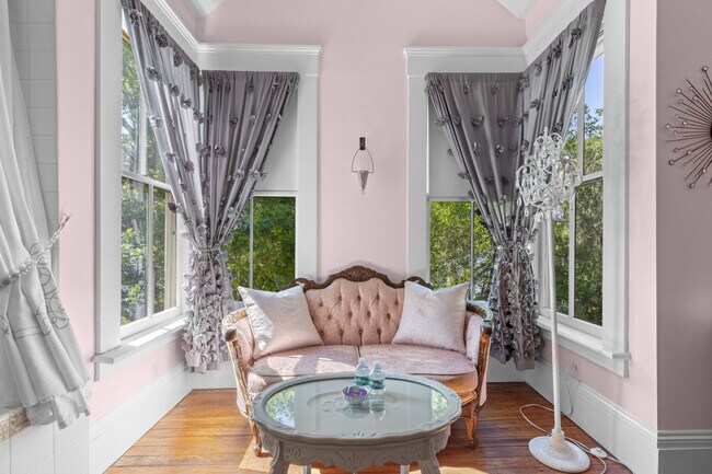 Building Photo - 221 SE 7th St