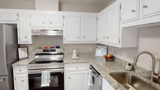 Building Photo - Updated 3/2 with Granite Counters and Stai...