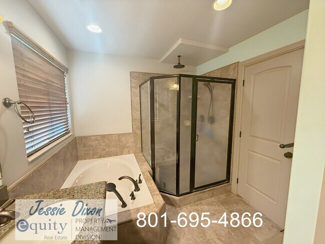 Building Photo - 5725 Brook Cir